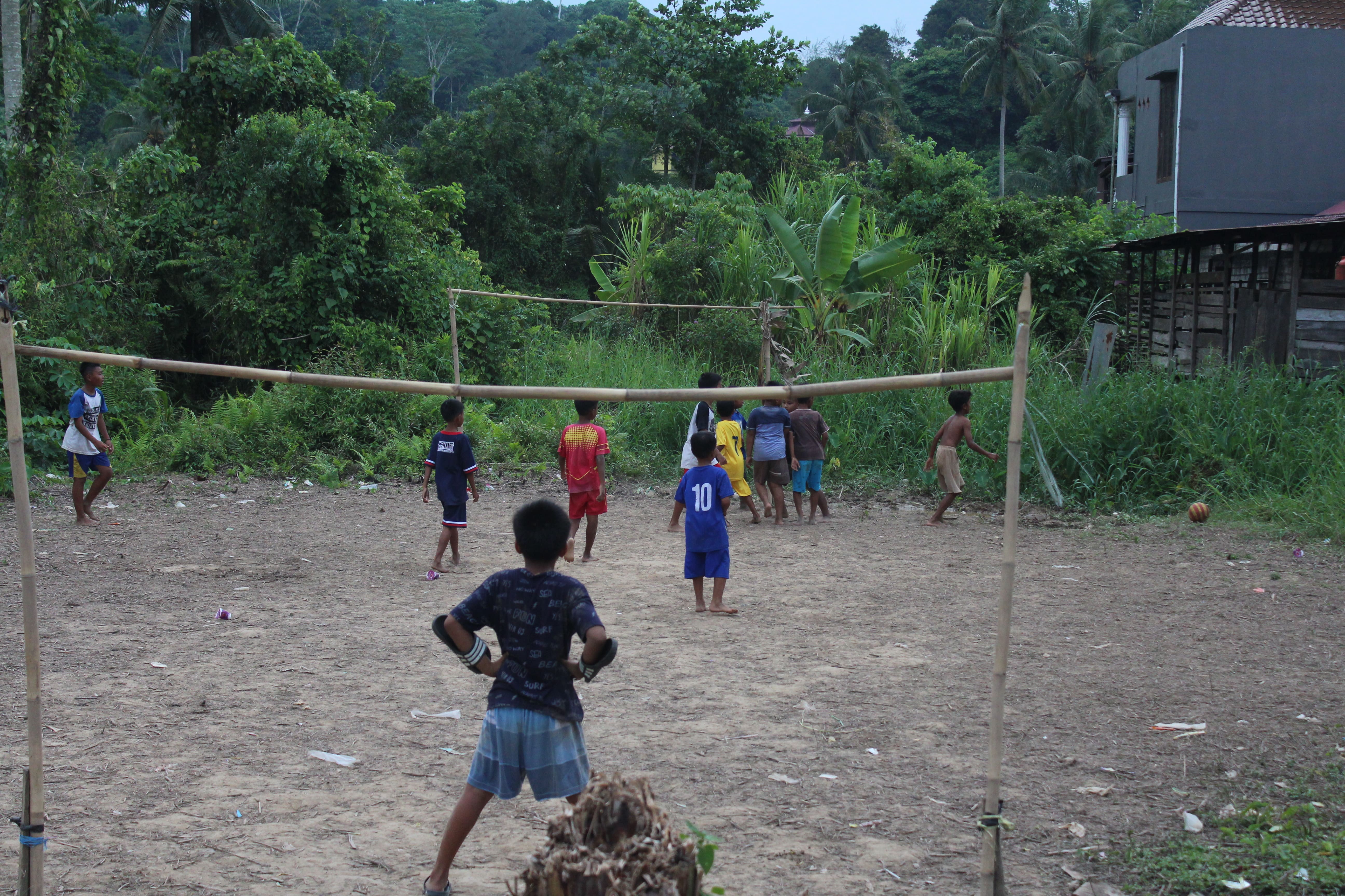 Anak-anak bermain bola