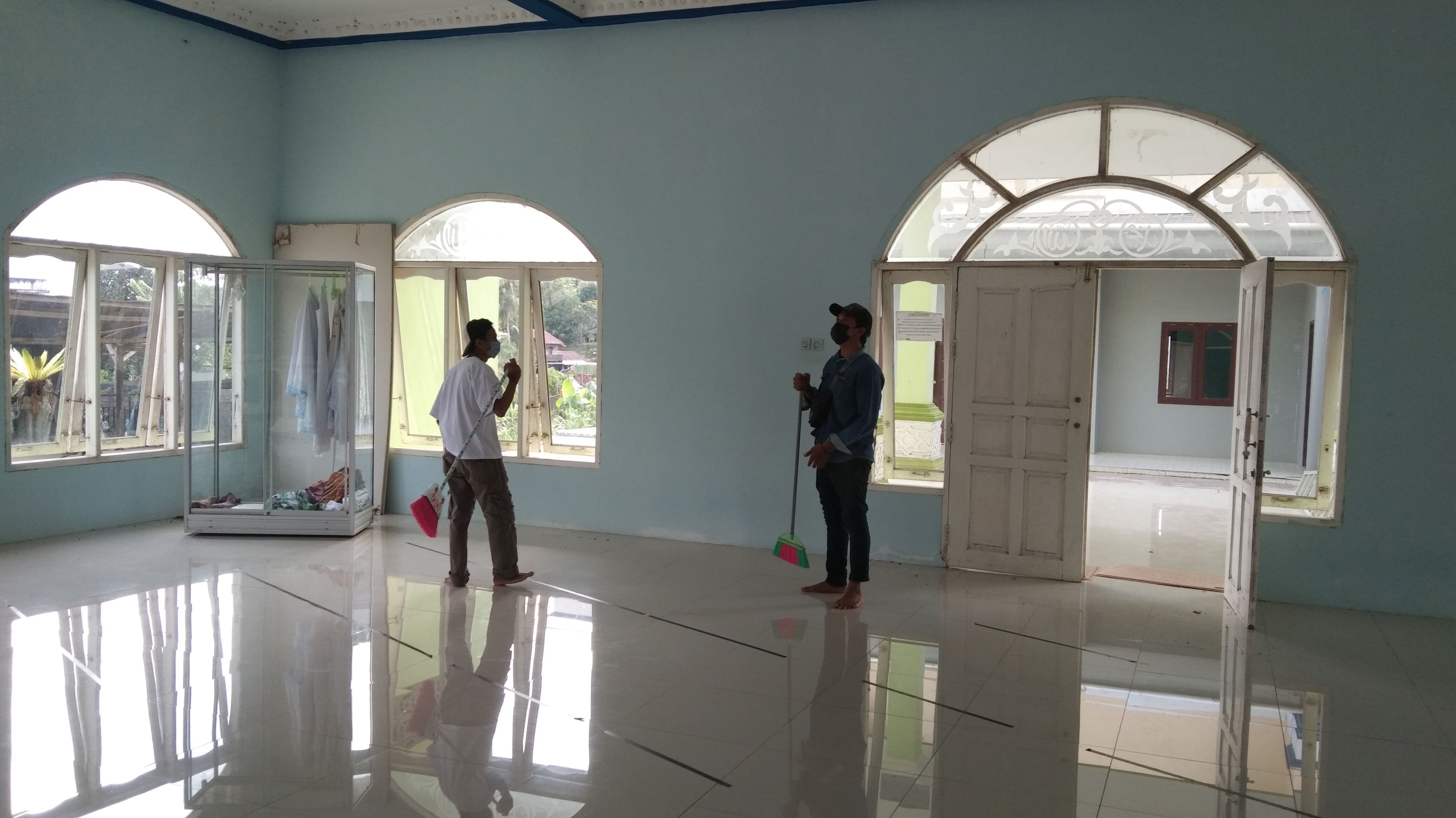 Gotong Royong Membersihkan Masjid